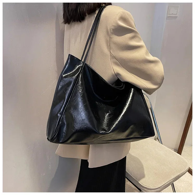 Women's shoulder bag – spacious, soft and elegant in a retro style