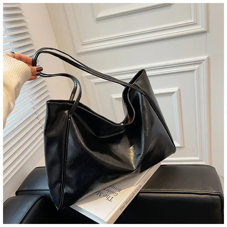 Women's shoulder bag – spacious, soft and elegant in a retro style