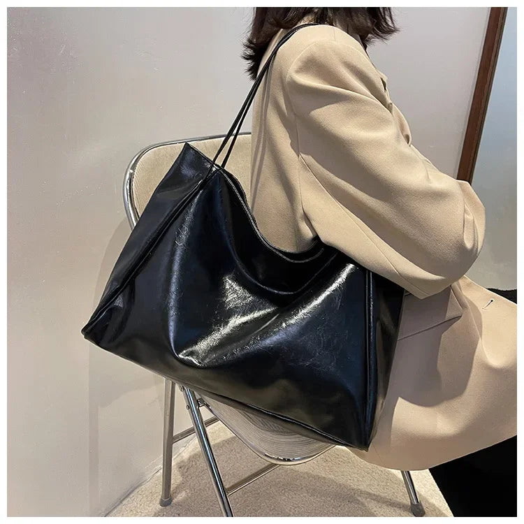 Women's shoulder bag – spacious, soft and elegant in a retro style