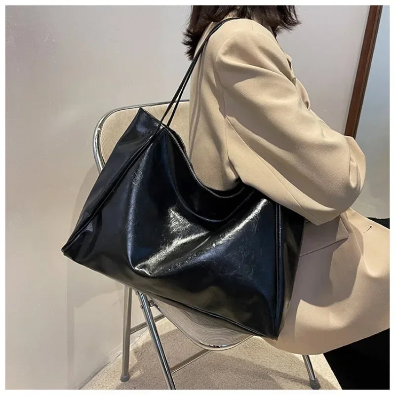 Women's shoulder bag – spacious, soft and elegant in a retro style
