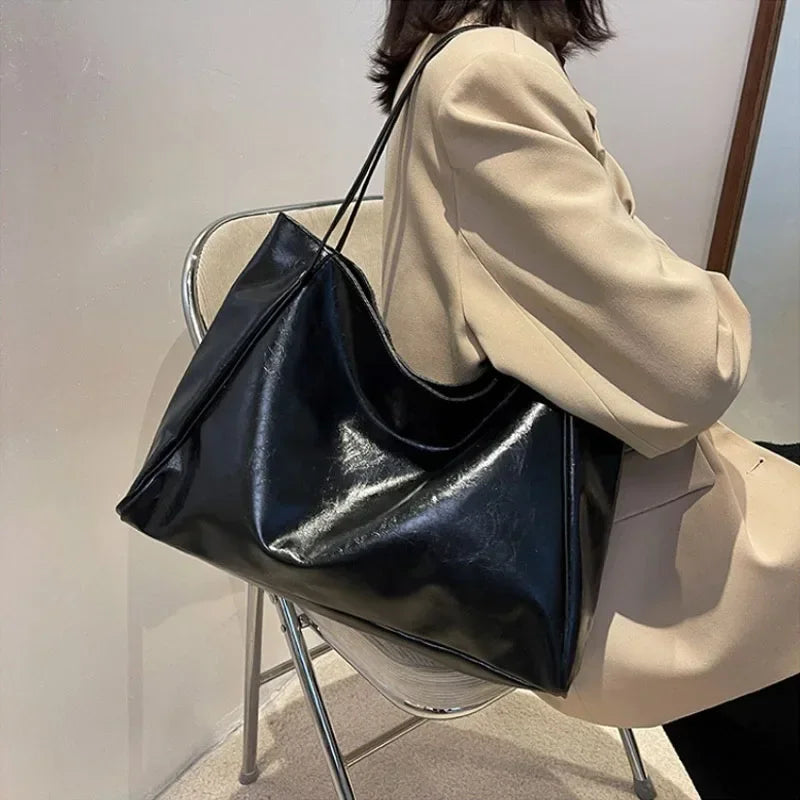 Women's shoulder bag – spacious, soft and elegant in a retro style