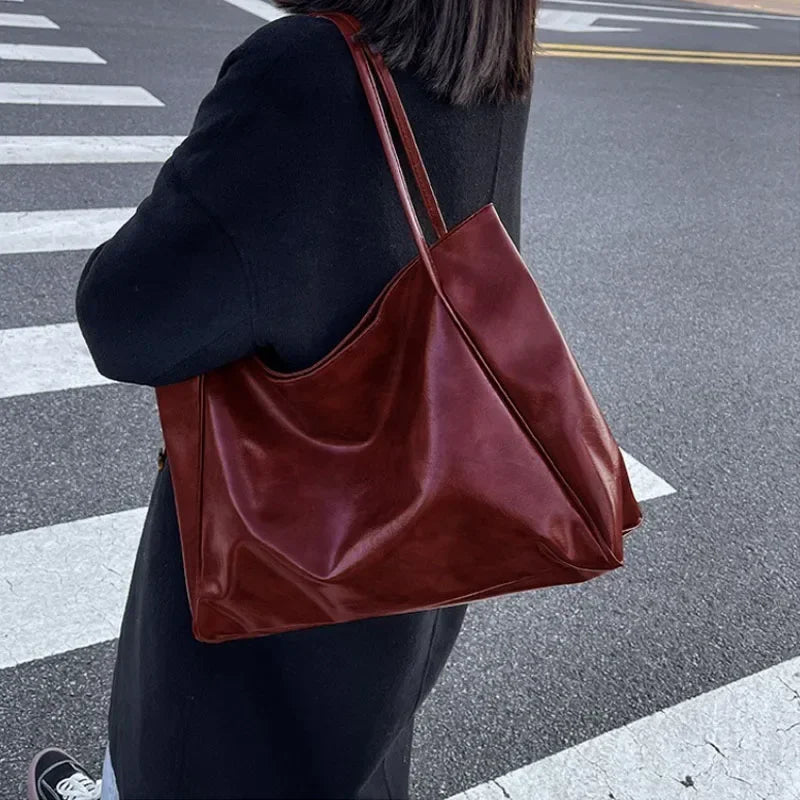Women's shoulder bag – spacious, soft and elegant in a retro style