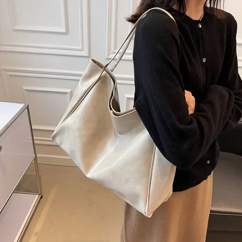 Women's shoulder bag – spacious, soft and elegant in a retro style