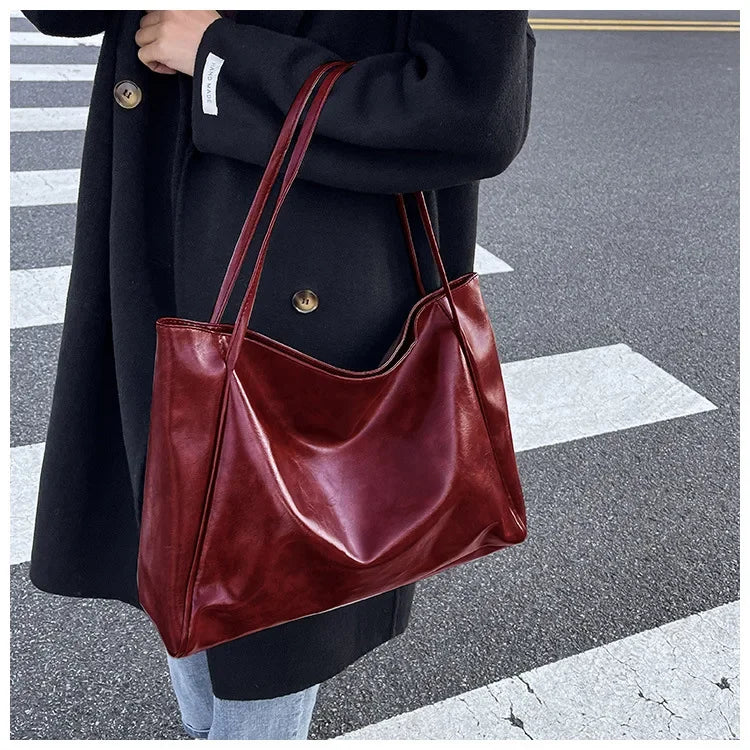 Women's shoulder bag – spacious, soft and elegant in a retro style