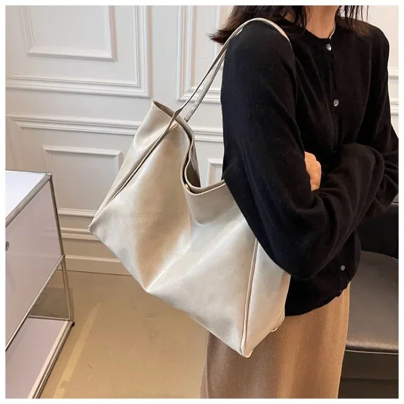 Women's shoulder bag – spacious, soft and elegant in a retro style